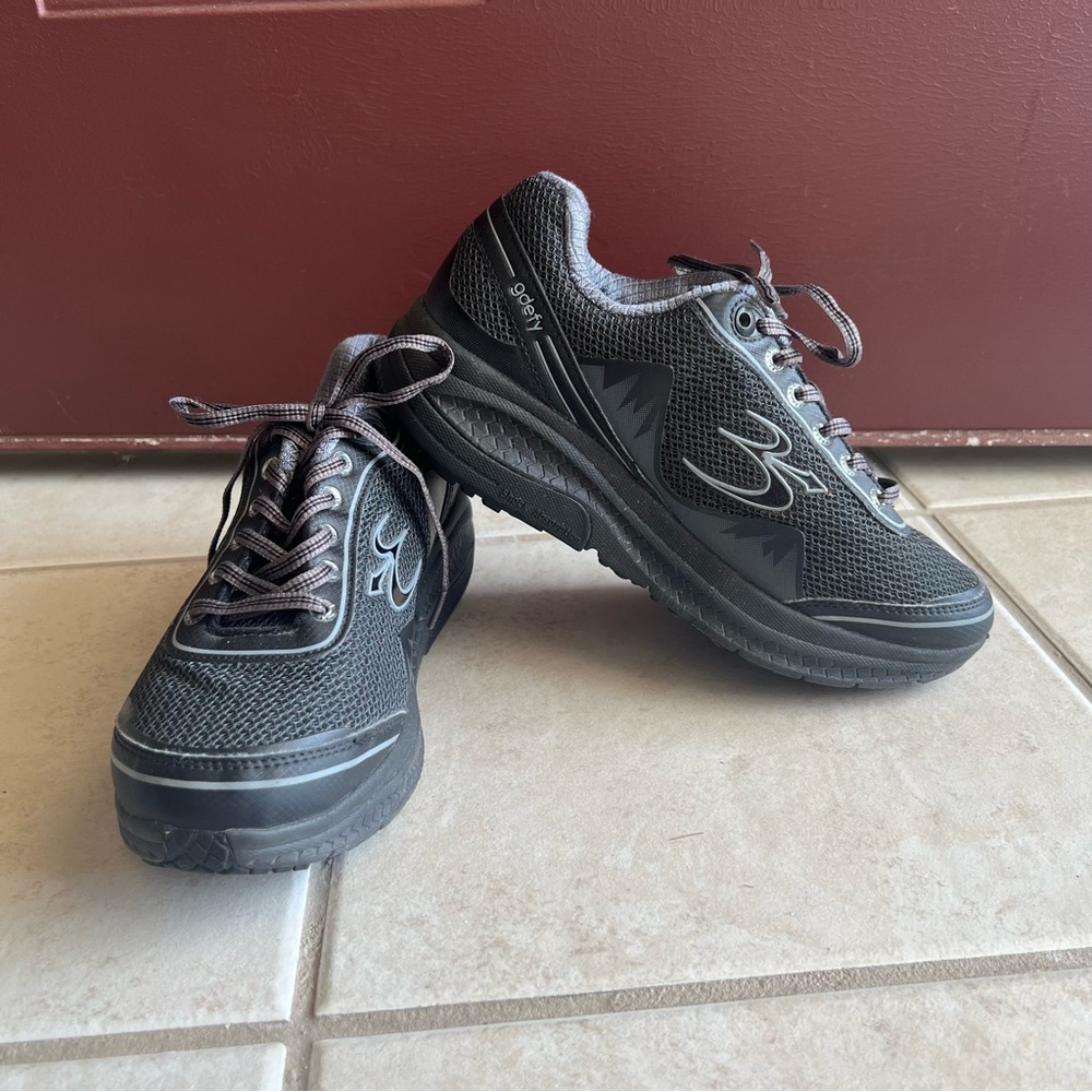 gdefy Women’s Mighty Walk Sneakers Size 8